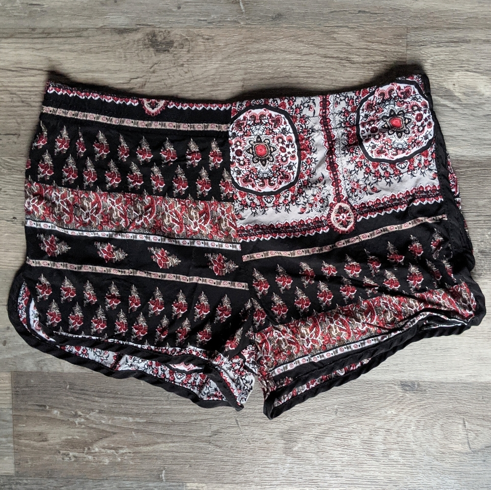 3/$15🍎BoHo Pattern Shorts Size M Juniors